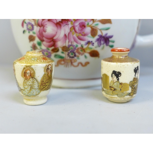 634 - A Chinese Qing Dynasty export porcelain teapot, chips to lid and spout, and two miniature vases