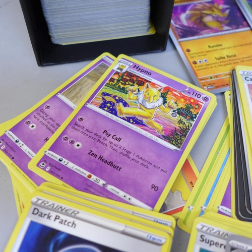 637 - 500 Pokemon cards with over 50 'shiny'