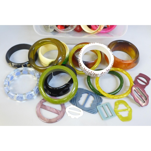 654 - A collection of plastic jewellery