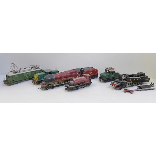 698 - A collection of OO gauge locomotives and tenders