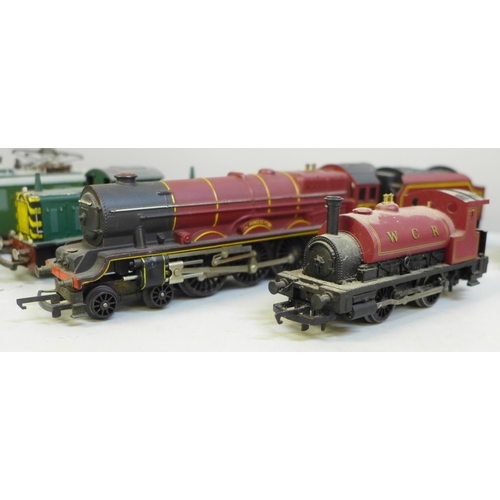 698 - A collection of OO gauge locomotives and tenders