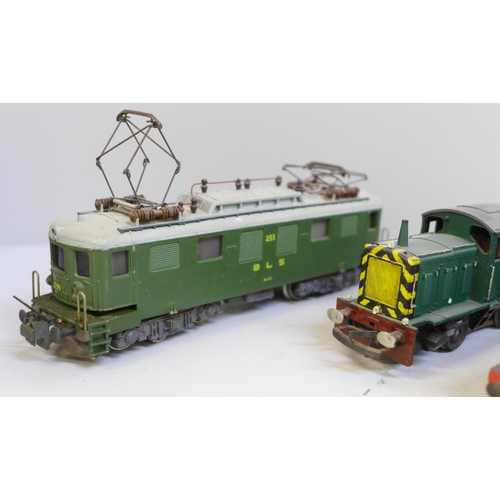 698 - A collection of OO gauge locomotives and tenders