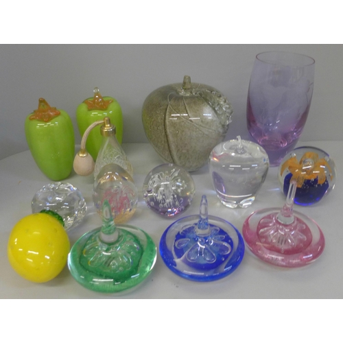 728 - A collection of glass paperweights, etc. **PLEASE NOTE THIS LOT IS NOT ELIGIBLE FOR POSTING AND PACK... 