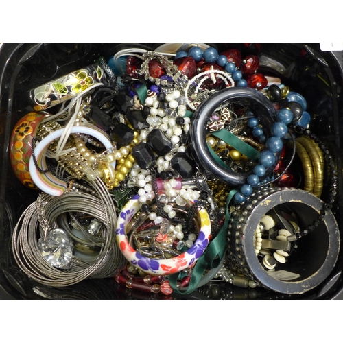 777 - A box of costume jewellery