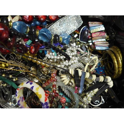 777 - A box of costume jewellery