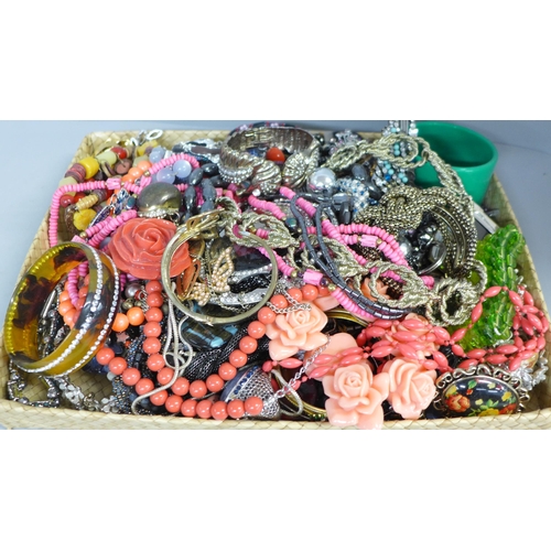 785 - A box of costume jewellery