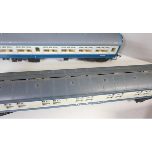 798 - A collection of model rail including five Intercity coaches, an Intercity 125 dummy unit and an Inte... 