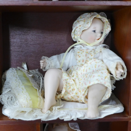 803 - A doll display case with thirteen small china dolls and one other larger doll **PLEASE NOTE THIS LOT... 