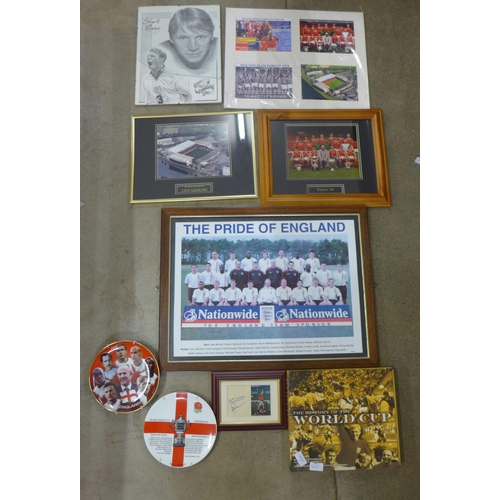 810 - Football memorabilia, two England team collectors plates, Nottingham Forest 1979 team photograph, St... 