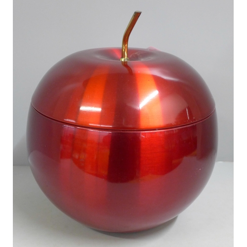 815 - An ice bucket in the form of an apple