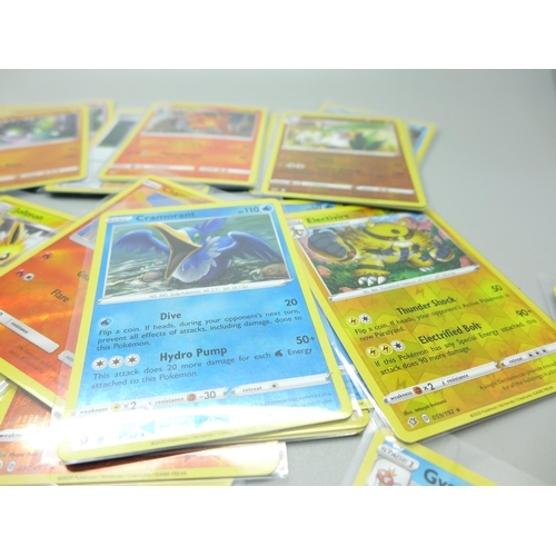 853 - 50 Holographic/reverse holographic Pokemon cards