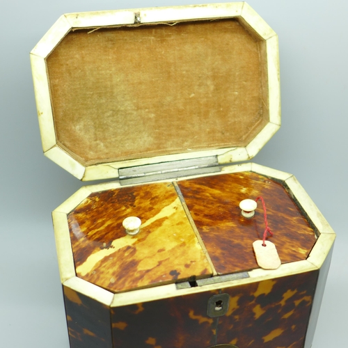 870 - A George III tortoiseshell tea caddy. With non-transferable Standard Ivory Exemption Declaration, no... 