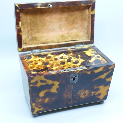 871 - A George III tortoiseshell tea caddy. With non-transferable Standard Ivory Exemption Declaration, no... 