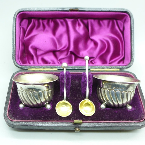 880 - A pair of Victorian silver salts and spoons, London 1886, cased, 33g