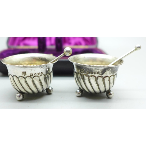 880 - A pair of Victorian silver salts and spoons, London 1886, cased, 33g