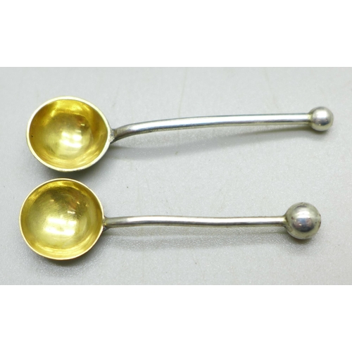 880 - A pair of Victorian silver salts and spoons, London 1886, cased, 33g