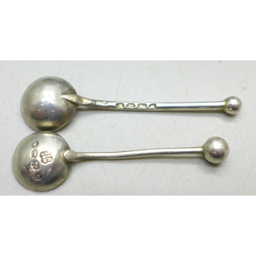 880 - A pair of Victorian silver salts and spoons, London 1886, cased, 33g