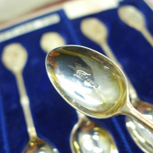 882 - Six silver tea spoons with sugar bows, Sheffield 1912, 109g, and six plated Kings of Britain 1936 sp... 