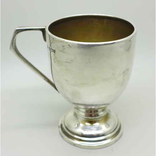 886 - A silver cup, Sheffield 1909, 154g