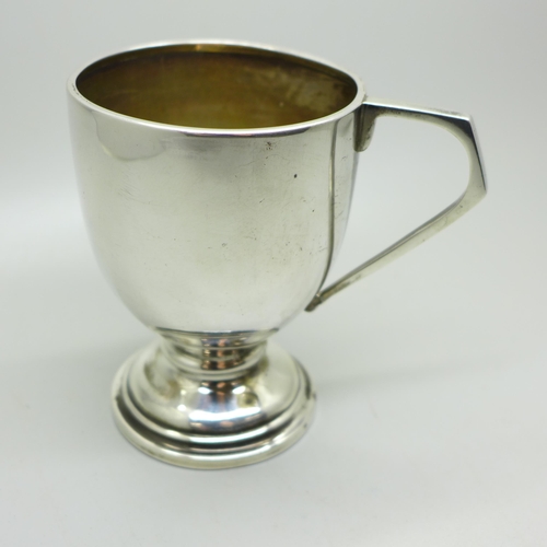 886 - A silver cup, Sheffield 1909, 154g