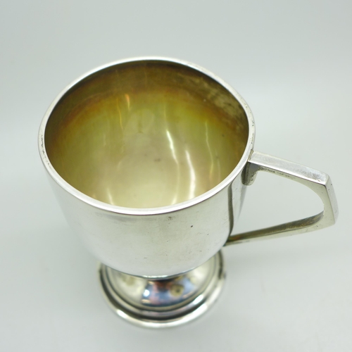 886 - A silver cup, Sheffield 1909, 154g