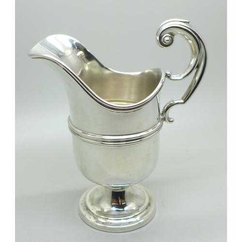 887 - A silver jug, Birmingham 1911, 107g