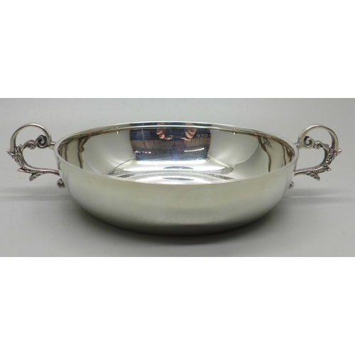 888 - A silver two handled bowl/dish, Sheffield 1973, 93g