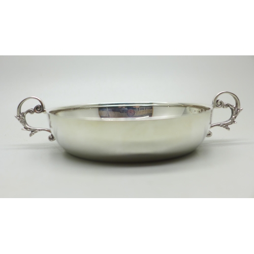 888 - A silver two handled bowl/dish, Sheffield 1973, 93g