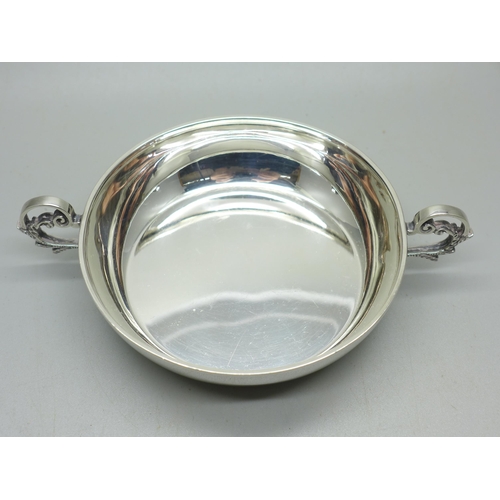 888 - A silver two handled bowl/dish, Sheffield 1973, 93g