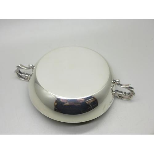 888 - A silver two handled bowl/dish, Sheffield 1973, 93g