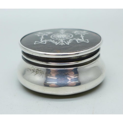 901 - A silver and tortoiseshell pill box, William Comyns, Birmingham 1910