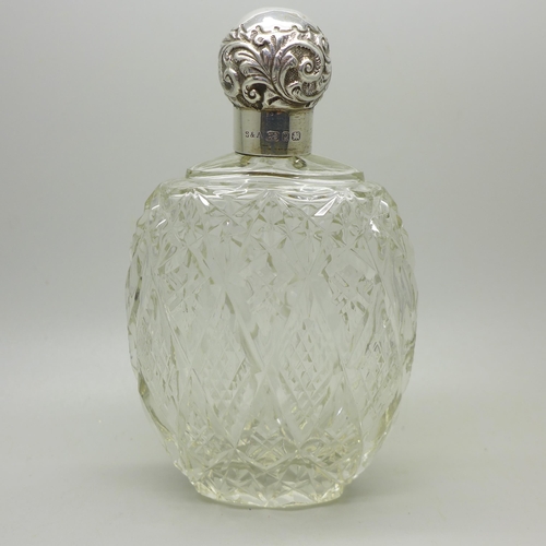 913 - A Victorian silver topped cut glass flask, Birmingham 1898, 14cm