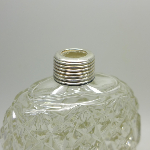 913 - A Victorian silver topped cut glass flask, Birmingham 1898, 14cm