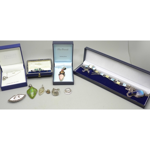 919 - Assorted silver jewellery