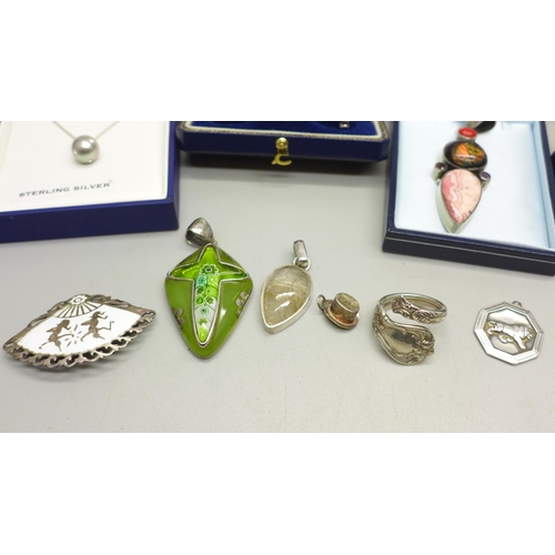 919 - Assorted silver jewellery