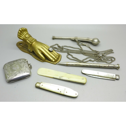 938 - Pocket and fruit knives, a bosun's whistle, a plated vesta case, etc.