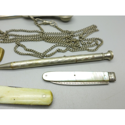 938 - Pocket and fruit knives, a bosun's whistle, a plated vesta case, etc.