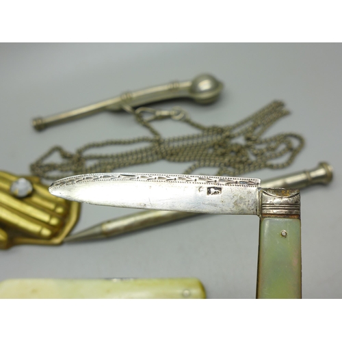 938 - Pocket and fruit knives, a bosun's whistle, a plated vesta case, etc.