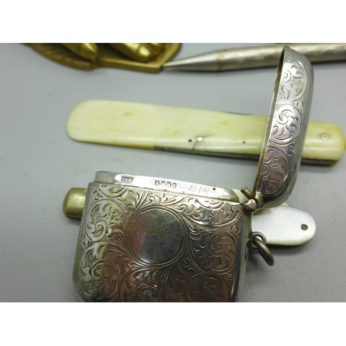 938 - Pocket and fruit knives, a bosun's whistle, a plated vesta case, etc.