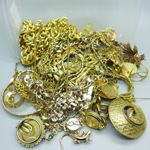 944 - Gold tone jewellery