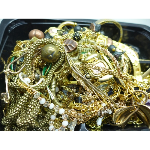 947 - Gold tone jewellery