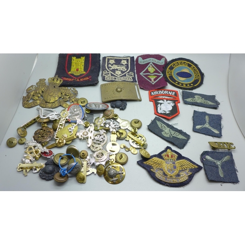 955 - Military badges, cloth badges and a US Marine Corps belt buckle