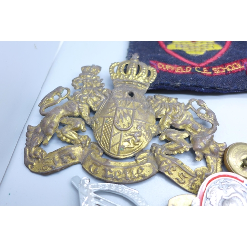 955 - Military badges, cloth badges and a US Marine Corps belt buckle