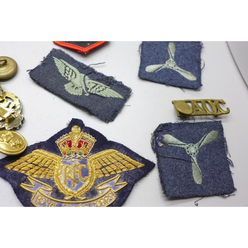 955 - Military badges, cloth badges and a US Marine Corps belt buckle