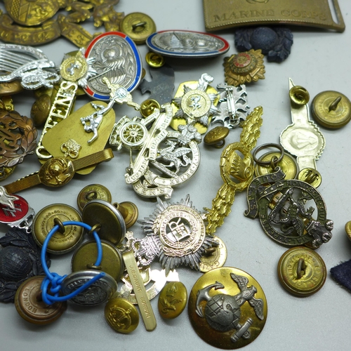 955 - Military badges, cloth badges and a US Marine Corps belt buckle