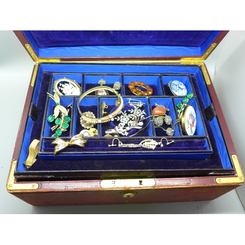 966 - A leather covered jewellery box and vintage jewellery