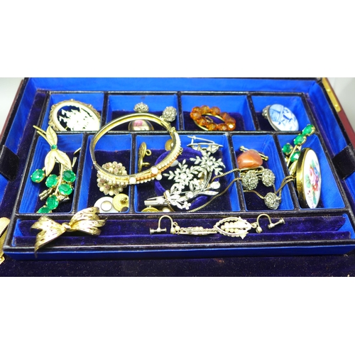 966 - A leather covered jewellery box and vintage jewellery