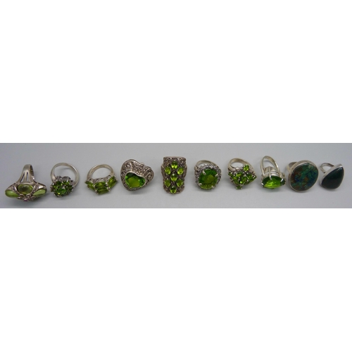 967 - Ten large chunky silver rings, some set with peridot, up to 35mm, 115g