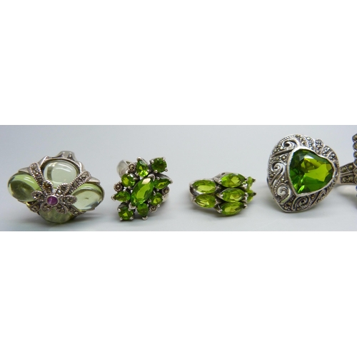 967 - Ten large chunky silver rings, some set with peridot, up to 35mm, 115g