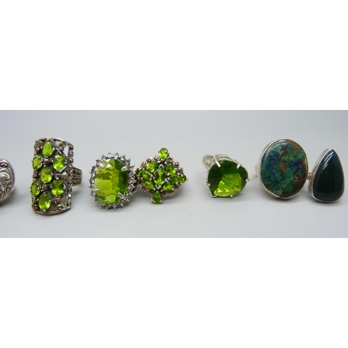 967 - Ten large chunky silver rings, some set with peridot, up to 35mm, 115g